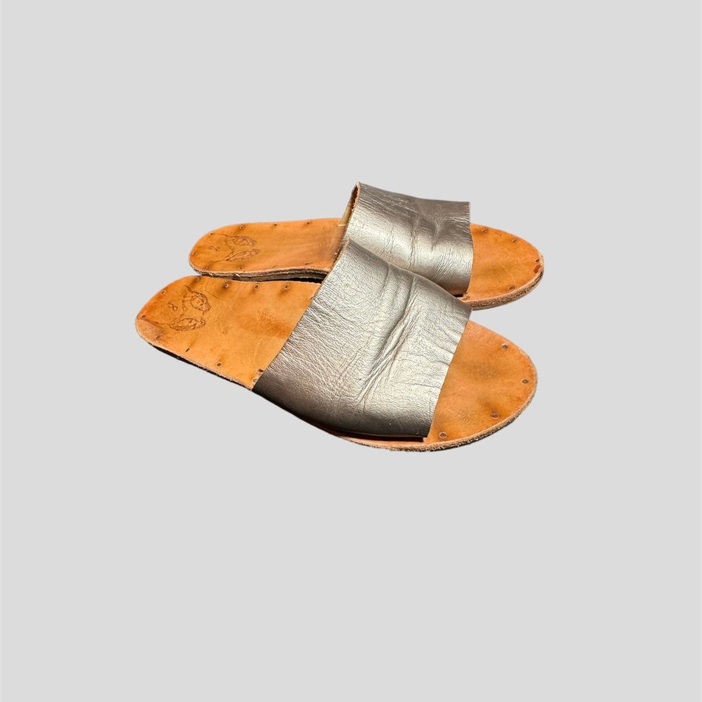 Beek size 8 gold leather sandal slipper